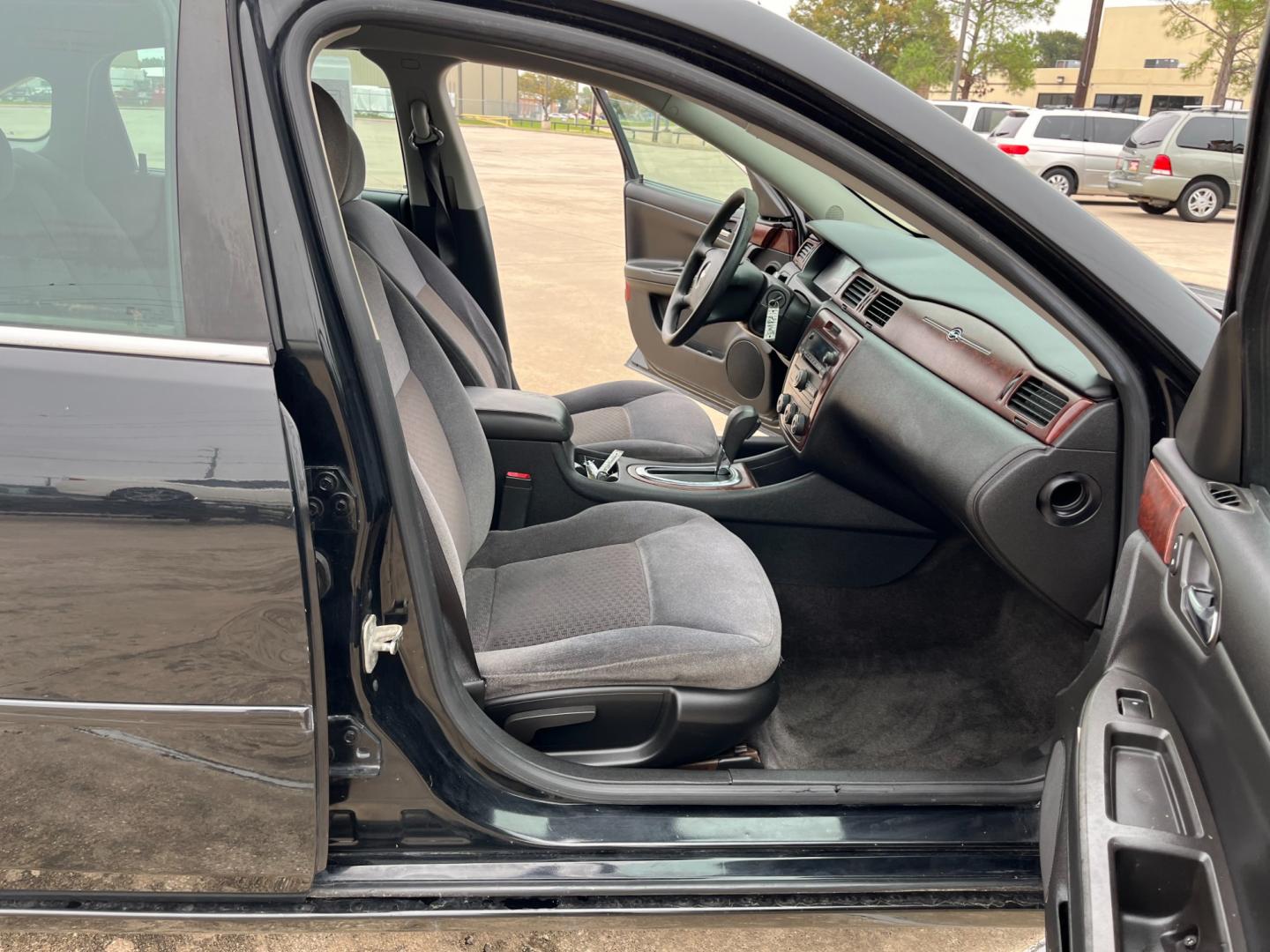 2008 Black /gray Chevrolet Impala LS (2G1WB55K381) with an 3.5L V6 OHV 16V FFV engine, 4-Speed Automatic Overdrive transmission, located at 14700 Tomball Parkway 249, Houston, TX, 77086, (281) 444-2200, 29.928619, -95.504074 - Photo#11